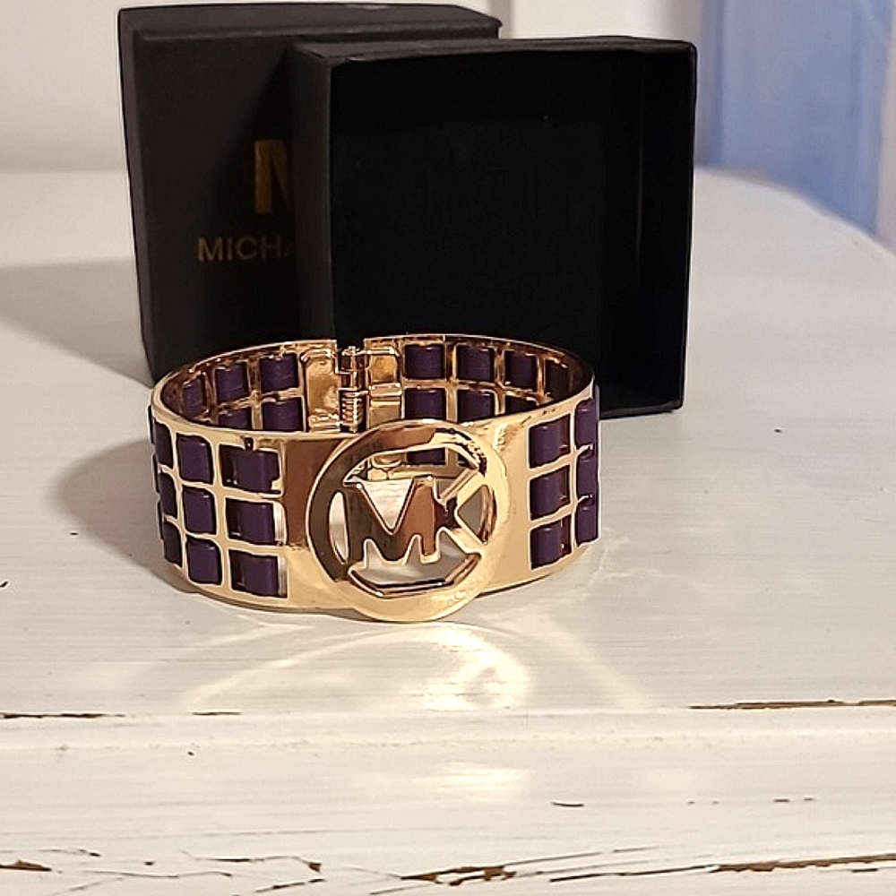 Bracelet new whit box.